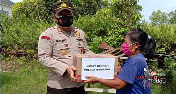 Program Jumat Berkah, Polsek Baamang Bantu Warga