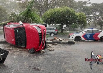 Hujan Lebat Guyur Palangka Raya, Mobil Doubel Kabin Terjungkal di Depan TVRI Kalteng