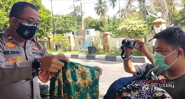 Seorang pria berinisial WA (30) saat diinterogasi oleh Kapolsek Pahandut, Kompol Edia Sutaata karena diduga melakukan pencurian.