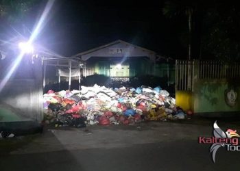 Warga Keluhkan Tumpukan Sampah Meluber Ke Pinggir Jalan