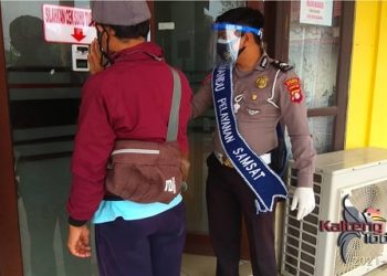 Samsat Kotim Cek Suhu Tubuh Sebelum Pelayanan