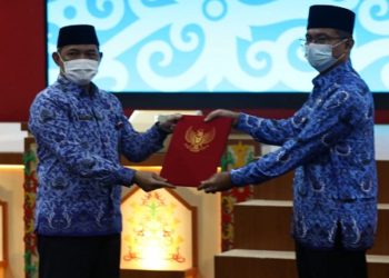 Sekda Kalteng Serahkan SK Plh Bupati Kotim