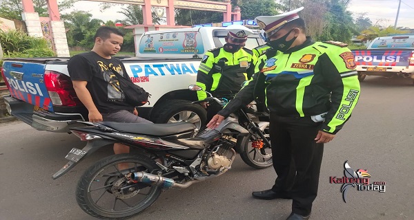 Cegah Bali, Kasatlantas Polres Kotim Pimpin Langsung Patroli Subuh