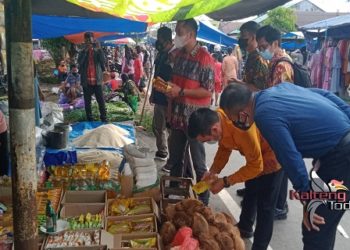 Tim Disperindagkop Pulpis Sisir Mamin Kadaluarsa di Pasar Kamis