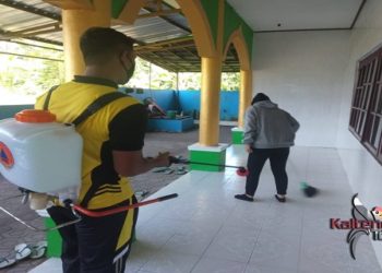 Jelang Ramadhan Personil Polsek Seruyan Hilir Semprot Disinfektan ke Masjid.