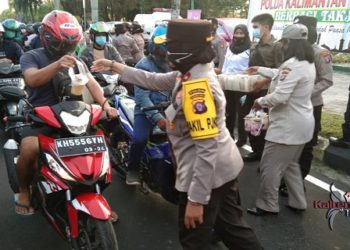 Peringati Hari Kartini, 600 Takjil Dibagikan Polwan Polda Kalteng dan Bhayangkari