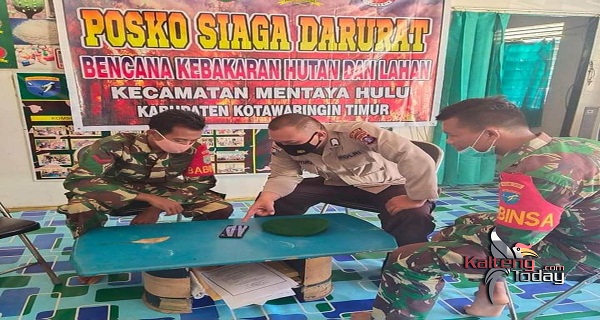 Anggota Polsek Mentaya Saat Koordinasi dengan anggota Koramil 105-13 Tangani Karhutla
