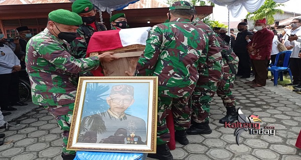 Tokoh Pendiri Kalteng Sabran Achmad Dimakamkan di TMP Sanaman Lampang