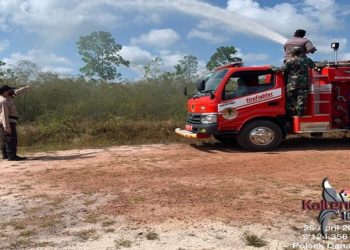 Polisi dan Tim Gabungan Lakukan Pendinginan Di Lahan Rawan Terbakar Kecamatan Hanau.
