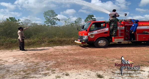 Polisi dan Tim Gabungan Lakukan Pendinginan Di Lahan Rawan Terbakar Kecamatan Hanau.