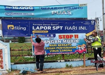 Satlantas Pasang Spanduk Minta Warga Seruyan Tak Mudik Untuk Cegah Covid-19