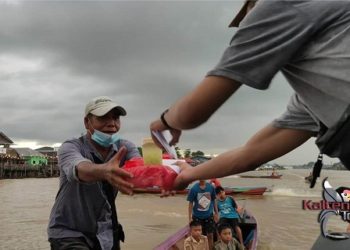 Hima Kobar dan Karang Taruna ArutSel Bagikan Takjil Gunakan Kapal
