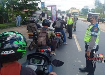 Petugas Posko Ops Ketupat Telabang Polresta Palangka Raya Ingatkan Larangan Mudik dan Disiplin Prokes