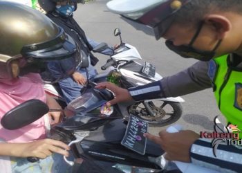 Satlantas Polres Seruyan Bagikan Stiker Himbauan Larangan Mudik Lebaran