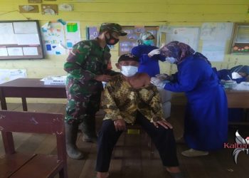 Babinsa Ramil 1015-14/Kuala Pembuang Pantau Vaksinasi Untuk Lansia Tahap II