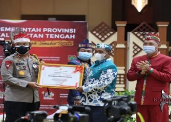 Dinilai Sukses Amankan Pilkada dan Karhutla, Kapolda Kalteng Terima Penghargaan Gubernur Sugianto Sabran