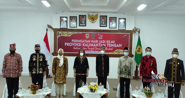 Wabup Gumas Efresnsia LP Umbing bersama suaminya berserta jajaran forkopimda setempat sedang peringati hari jadi Kalteng di aula lantai I kantor bupati setempat, Minggu (23/5).