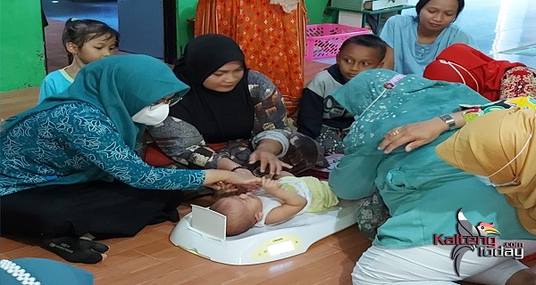TP PKK Selat Utara dan UPT Puskesmas melati melakukan timbangan terhadap balita di bawah umur lima tahun