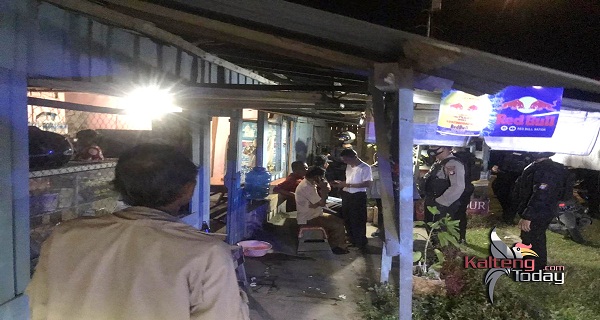 Saat petugas melakukan pemeriksaan