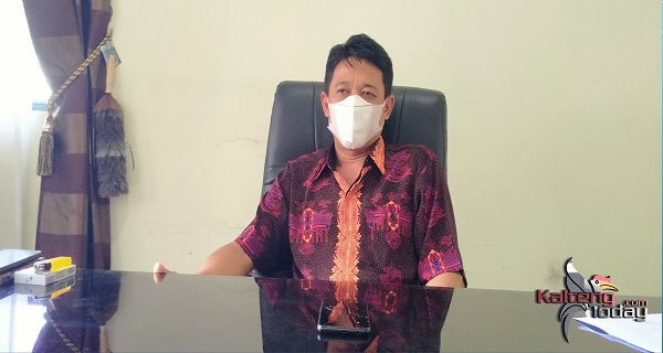 Kabid Pemerintahan Desa DPMD Kabupaten Gumas Hendra Surya saat dibincangi awak media di ruang kerjannya, Jumat (28/5)