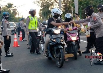 500 Takjil Dibagikan SETUM, SPRIPIM Polda Kalteng Bersama Bhayangkari