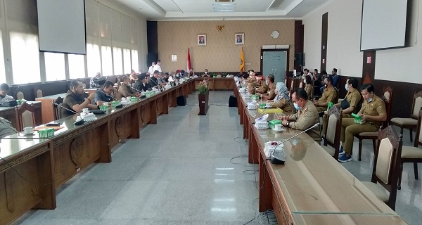 Suasana rapat gabungan antara DPRD Kalteng dan Disbudpar Kalteng. (Mulia Gumi)