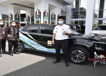 Terima Kunjungan GM PLN Kalselteng, Sekda Kalteng Test Drive Mobil Listrik