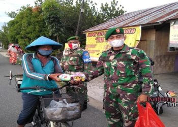 Kodim 1011 KLK Bagi Masker dan Takjil Kepada Warga