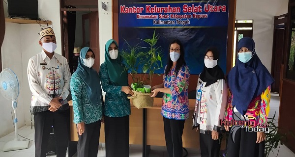 TP. PKK Kelurahan Selat Utara Terima Bantuan Bibit Tanaman