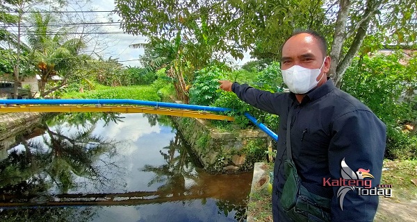 Anggota Komisi IV DPRD Kabupaten Kotawaringin Timur, Bima Santoso, saat melakukan sidak aliran sunga mentawa, belun lama ini