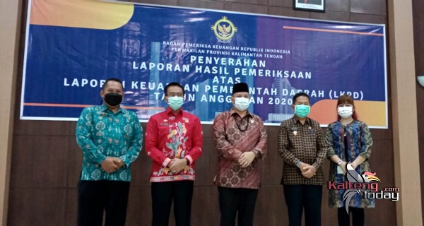 Ketua DPRD Mura, Doni SP M.Si (tengah) saat menghadiri kegiatan Penyerahan Laporan Hasil Pemeriksaan atas Laporan Keuangan Pemerintah Daerah Mura Tahun Anggaran 2020 (IST)