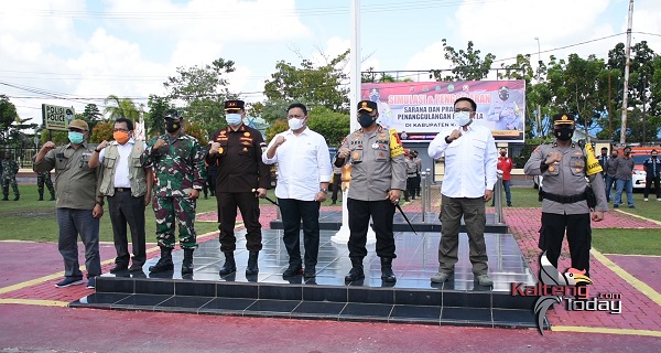 Wakil Gubernur Edy Pratowo didampingi Kapolda Kalteng dan Danrem meninjau langsung kegiatan Vaksinasi Massal bagi Lansia di gedung Aula Tingang Menteng Panunjung Tarung Polres Kapuas