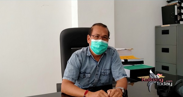 Anggota DPRD Gumas Punding S Merang sedang dibincangi awak media di ruang kerjannya, Jumat (28/5)