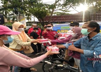 Jurnalis Kapuas Melakukan Aksi Turun Ke Jalan Bagi  Takjil dan Masker
