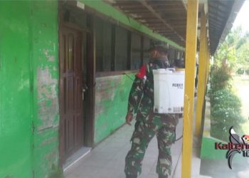 Cegah Penularan Covid-19, Koramil 1015-07 Mentaya Hilir Utara Lakukan Penyemprotan Disinfektan