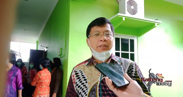 Kepala Disdikpora Kabupaten Gumas Esra saat dibincangi di ruang lobby hotel di Gumas, Kamis (20/5) lalu