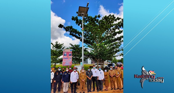 Foto bersama anggota DPR RI, Willy Midel Yoseph saat setelah pelaksanaan peresmian PJU-TS di Katingan. (Ist)