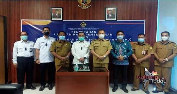 Bupati Gumas Jaya S Monong sedang menerima WTP dari BPK RI di Palangka Raya, Senin (10/5) lalu