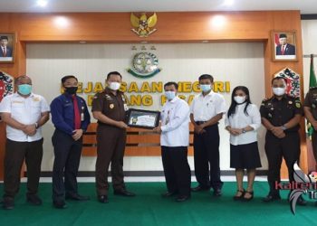 Disperkimtan Serahkan Piagam Penghargaan Kepada JPN Kejari Pulpis
