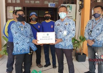 Dinsos Kapuas Salurkan Bantuan Korban Kebakaran di Terusan Muara Ray 1