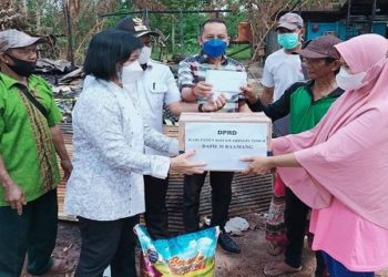 Ketua DPRD Kotim Salurkan Bantuan Untuk Korban Kebakaran Kelurahan Tanah Mas