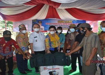 Pemkab Kapuas Serahkan 10 Unit Kapal Berserta Alat Tangkap Ikan Untuk Kelompok Nelayan