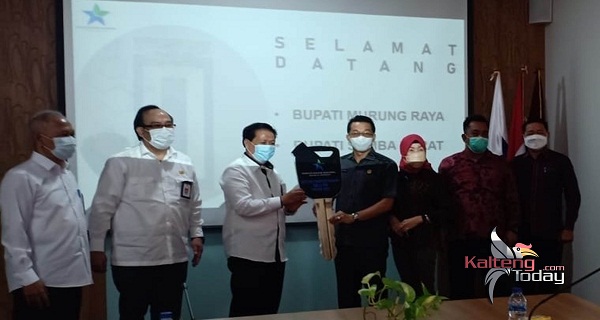 Perpusnas RI Berikan Penghargaan Kepada Bupati Murung Raya