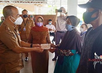 Bupati Seruyan Serahkan Bantuan Stimulan Rumah Swadaya