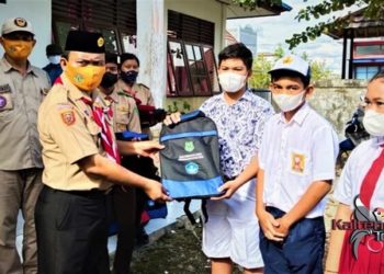Disdik Kapuas Serahkan Bantuan Ratusan Paket Sembako dan Paket Seragam Sekolah Untuk Korban Banjir
