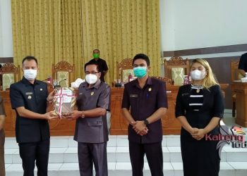 Pemkab Gumas Serahkan LKPJ dan Ajukan Empat Buah Raperda