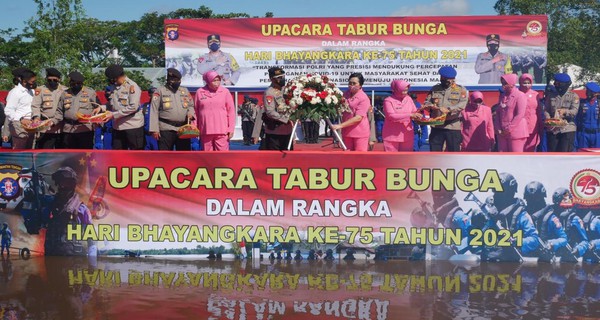 Kapolda Kalteng Laksanakan Tabur Bunga Hari Bhayangkara Ke 75 Di DAS Mentaya