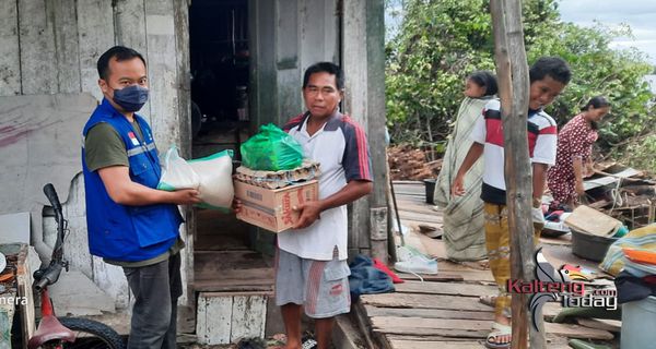 Pohon Tumbang Hancurkan Rumah Warga di Kabupaten