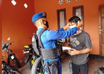 Kampanyekan Prokes Covid -19 Satpolairud Polres Seruyan Bagikan Masker Ke Warga