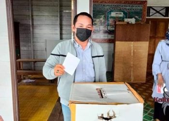 Wakil Ketua DPRD Mura Gunakan Hak Pilihnya di Pilkades Serentak